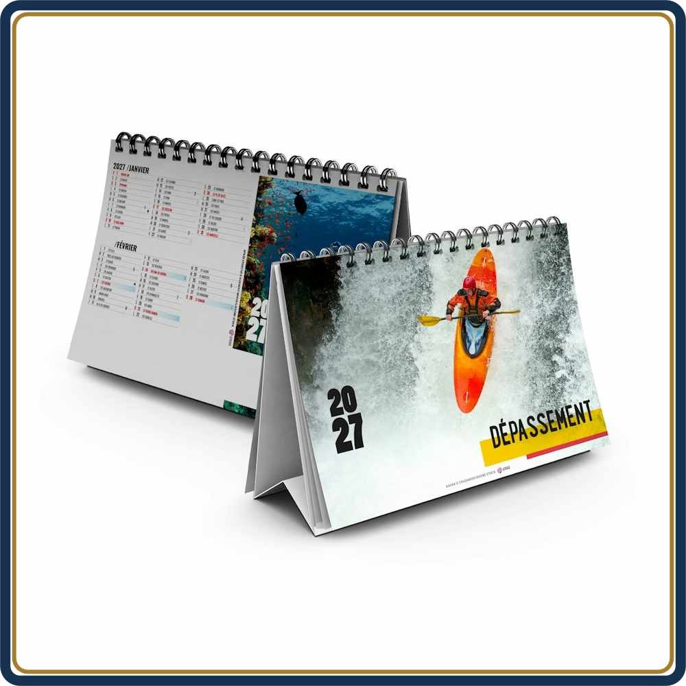 CHEVALET DÉPASSEMENT 7 FEUILLETS - 2027 | Le Calendrier Pub